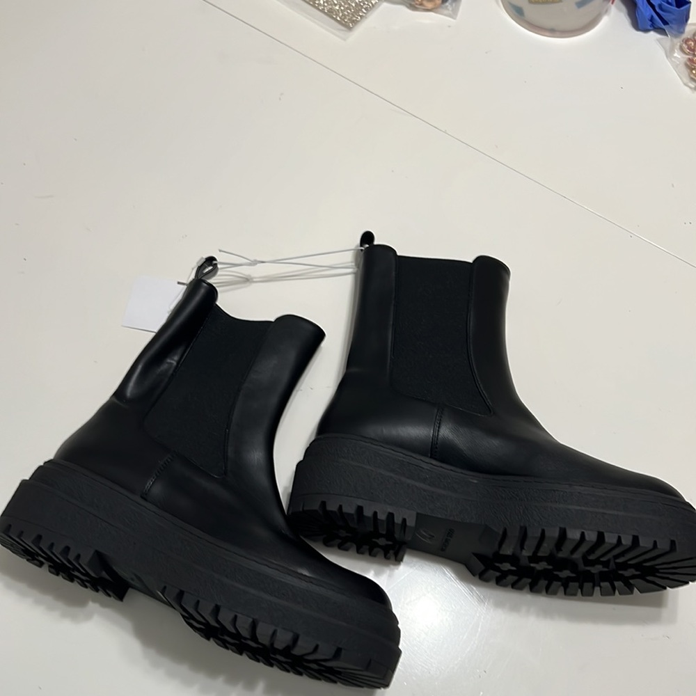 New!! Good American Chelsea Lug Sole Pull On Boots Black, Read Update! - Picture 3 of 14